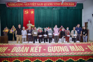 CSR program giving Tet gifts in Cat Hiep commune, Binh Dinh province