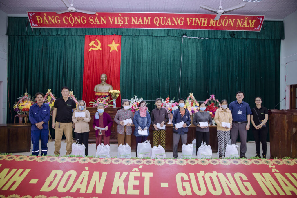 CSR program giving Tet gifts in Cat Hiep commune, Binh Dinh province