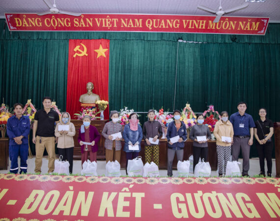 CSR program giving Tet gifts in Cat Hiep commune, Binh Dinh province